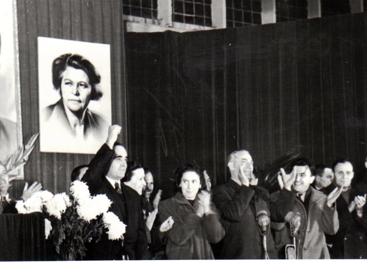 Gh. Gh.-Dej în prezidiu, la marele miting de la Atelierele I.T.B. Floreasca, cu prilejul alegerilor din 3 decembrie 1950. În imagine se mai vede Gh. Stoica. (1 decembrie 1950)