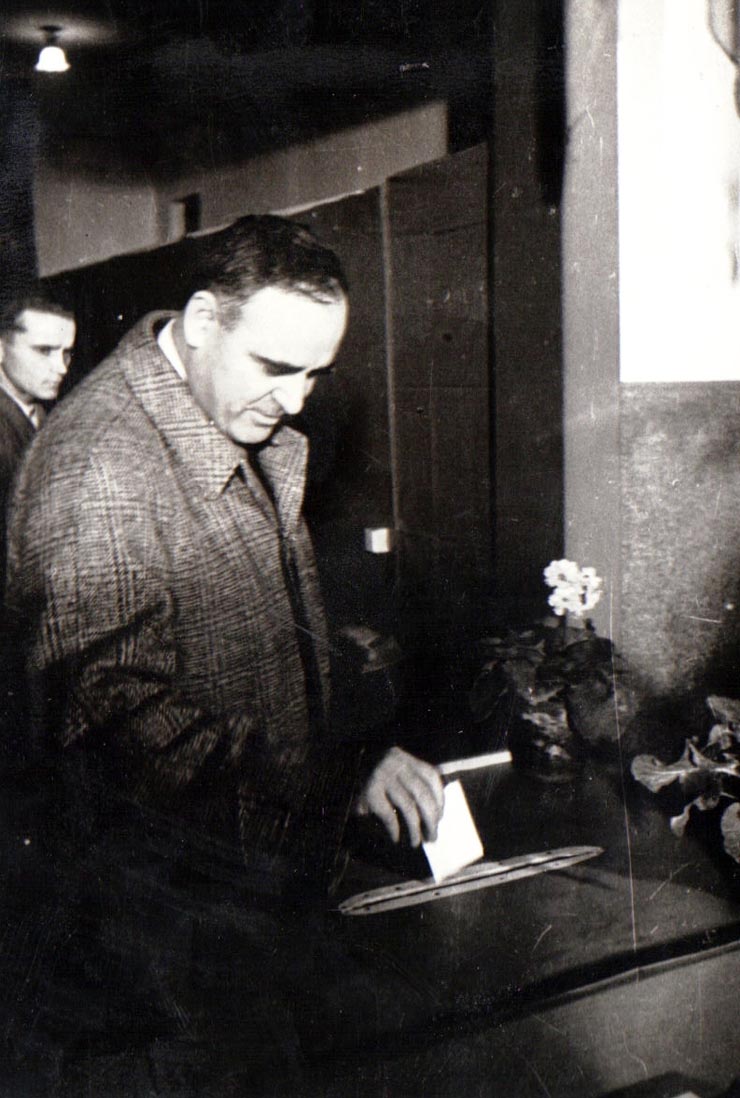 Gh. Gh.-Dej la secţia de votare nr. 426 din Capitală, raionul 16 Februarie (viitor Gh. Gh.-Dej), cu prilejul alegerilor pentru Sfaturile populare.(3 decembrie 1950)