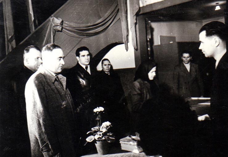 Gh. Gh.-Dej, Chivu Stoica şi Vlad Ion la secţia de votare nr. 426 din Capitală, raionul 16 Februarie (viitor Gh. Gh.-Dej), cu prilejul alegerilor pentru Sfaturile populare. (3 decembrie 1950)