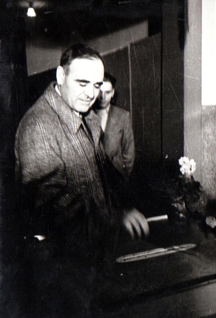 Gh. Gh.-Dej votând la secţia de votare nr. 426 din Capitală, raionul 16 februarie (viitor Gh. Gh.-Dej), cu prilejul alegerilor pentru Sfaturile populare. (3 decembrie 1950)