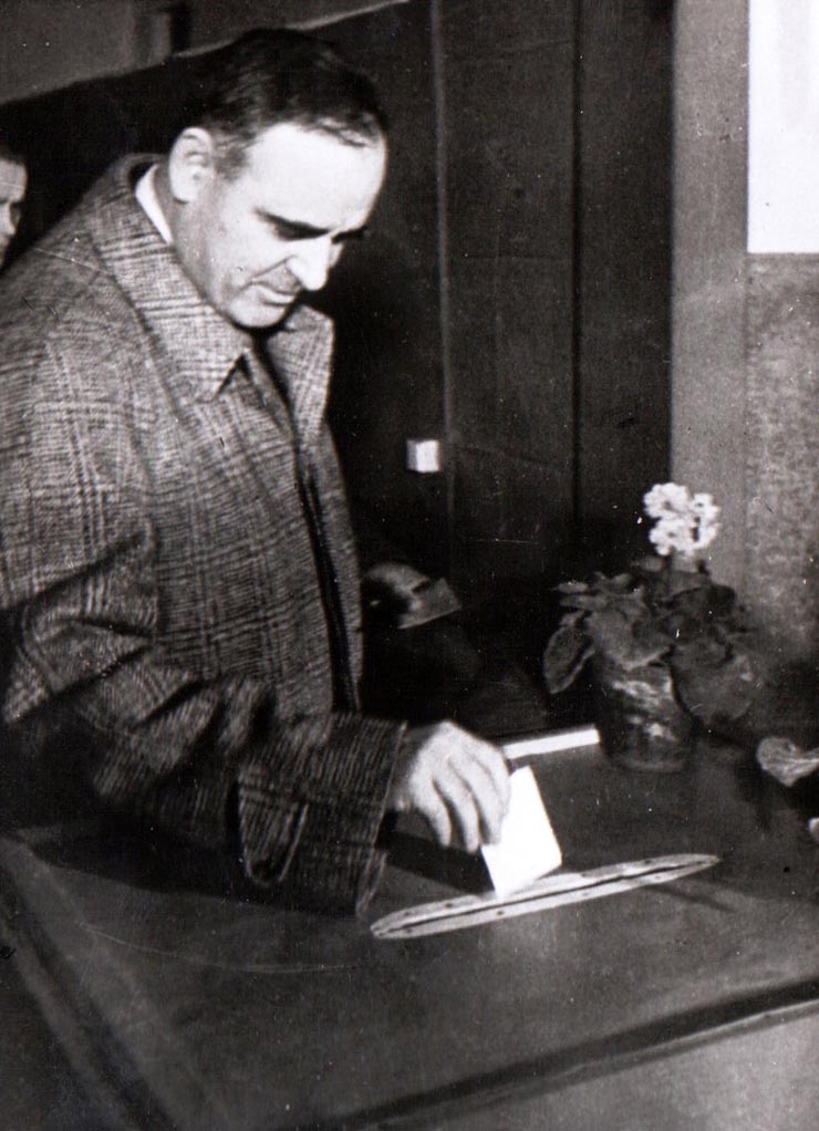 Gh. Gh.-Dej introducând buletinul de vot în urnă, la alegerile din 3 decembrie 1950. (3 decembrie 1950)
