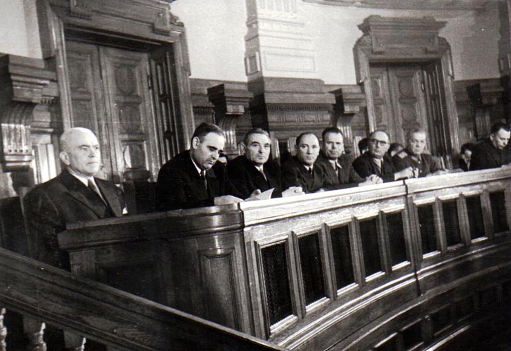 Gh. Gh.-Dej, Petru Groza, Vasile Luca, Teohari Georgescu, Chivu Stoica, Lothar Rădăceanu, Emil Bodnăraş, Vasile Vaida pe banca ministerială participând la cea de a 9-a sesiune ordinară a M.A.N., în cadrul căreia s-a dezbătut proiectul de lege privind planul cincinal de dezvoltare a economiei naţionale a R.P.R., în perioada 1951-1955. (14 decembrie 1950)