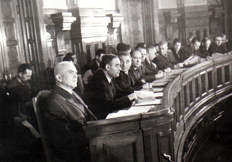 Gh. Gh.-Dej, Petru Groza, Vasile Luca, Teohari Georgescu, Chivu Stoica, Lothar Rădăceanu, Emil Bodnăraş, Gh. Vasilichi, Vasile Vaida, ing. Profin, Petre Borilă pe banca ministerială, participând la cea de a 9-a sesiune ordinară a M.A.N., unde s-a dezbătut proiectul de lege privind planul cincinal de dezvoltare a economiei naţionale (1951-1955). (14 decembrie 1950)