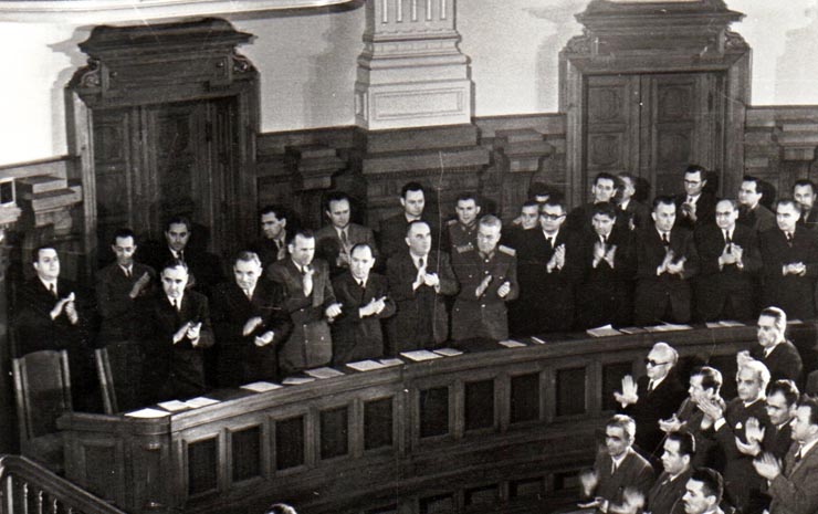 Gh. Gh.-Dej, Vasile Luca, Teohari Georgescu, Miron Constantinescu, Chivu Stoica, Lothar Rădăceanu, Emil Bodnăraş, Vasile Vaida, ing. Profin, Petre Borilă, Al. Sencovici, Mârza, Avram Bunaciu, Gostav Marin, Leontin Sălăjan, Al. Bârlădeanu, V. Matinschi pe banca ministerială participând la cea de a 9-a sesiune ordinară a M.A.N., în cadrul căreia s-a dezbătut proiectul de lege privind planul cincinal de dezvoltare a economiei naţionale.(1951-1955). (14 decembrie 1950)