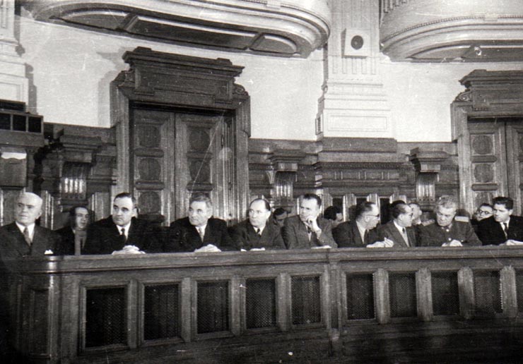 Gh. Gh.-Dej, Petru Groza, Vasile Luca, Teohari Georgescu, Chivu Stoica, Lothar Rădăceanu, Emil Bodnăraş, Iosif Chişinevschi, Gh. Vasilichi, Miron Constantinescu pe banca ministerială participând la cea de a 9-a sesiune ordinară a M.A.N., unde s-a dezbătut proiectul de lege privind planul cincinal de dezvoltare a economiei naţionale. (1951-1955)(14 decembrie 1950).