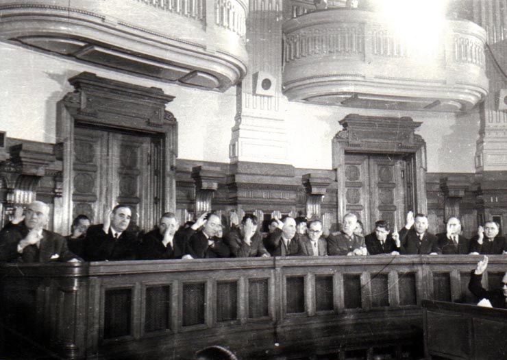 Gh. Gh.-Dej, Petru Groza, Vasile Luca, Teohari Georgescu, Chivu Stoica, Lothar Rădăceanu, Emil Bodnăraş, Iosif Chişinevschi, Gh. Vasilichi, Petre Borilă, Popescu Doreanu pe banca ministerială participând la cea de a 9-a sesiune ordinară a M.A.N., unde s-a dezbătut proiectul de lege privind planul cincinal de dezvoltare a economiei naţionale. (1951-1955)(14 decembrie 1950).