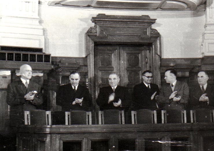 Gh. Gh.-Dej, Petru Groza, Vasile Luca, Chivu Stoica, Lothar Rădăceanu, Miron Constantinescu pe banca ministerială participând la cea de a 9-a sesiune ordinară a M.A.N., unde s-a dezbătut proiectul de lege privind planul cincinal de dezvoltare a economiei naţionale. (1951-1955)(14 decembrie 1950).