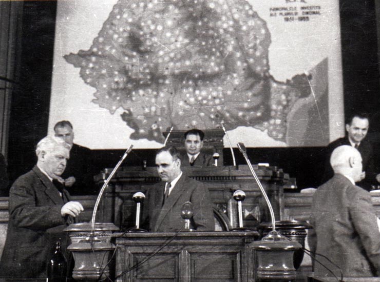Gh. Gh.-Dej votând la M.A.N. legea planului cincinal de dezvoltare a economiei naţionale a R.P.R., în perioada 1951-1955. În imagine se mai văd: Mihail Sadoveanu, Petru Groza, Alexandru Sencovici, Gh. Apostol. (14 decembrie 1950)