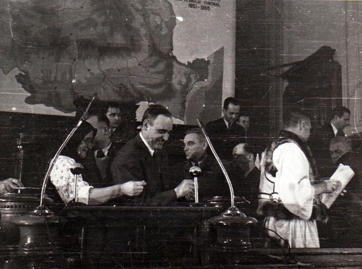 Gh. Gh.-Dej votând la M.A.N. legea planului cincinal de dezvoltare a economiei naţionale a R.P.R., în perioada 1951-1955. În imagine se mai văd: Vasile Luca, Teohari Georgescu, Emil Bodnăraş.(14 decembrie 1950)