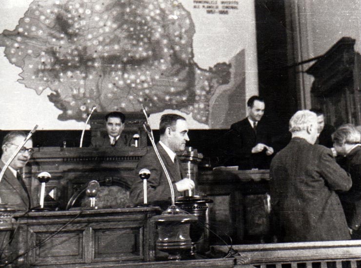 Gh. Gh.-Dej votând la M.A.N. legea planului cincinal de dezvoltare a economiei naţionale a R.P.R., în perioada 1951-1955. În imagine se mai văd: Ion Niculi, Ana Pauker, Mihail Sadoveanu, , Gh. Apostol. (14 decembrie 1950)