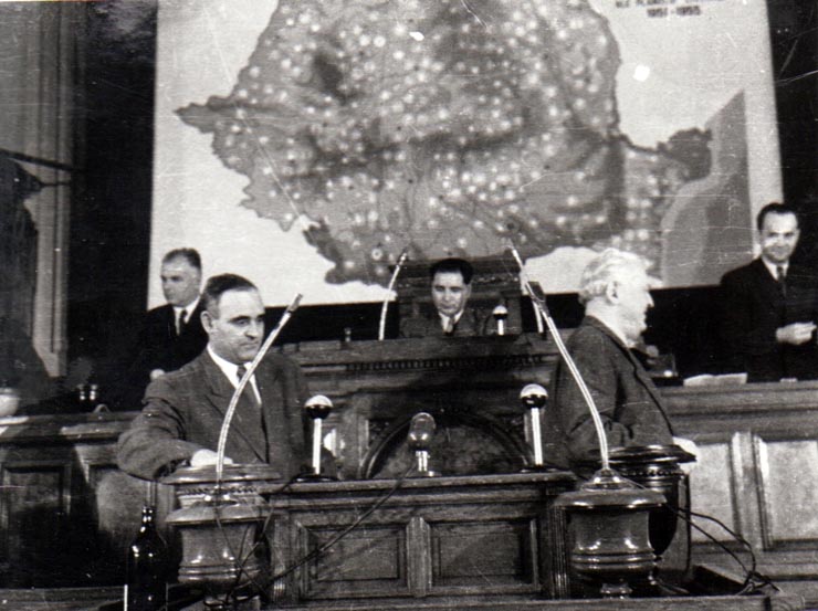 Gh. Gh.-Dej, Mihail Sadoveanu şi Gh. Apostol votând la M.A.N. legea planului cincinal de dezvoltare a economiei naţionale a R.P.R., în perioada 1951-1955.(14 decembrie 1950)