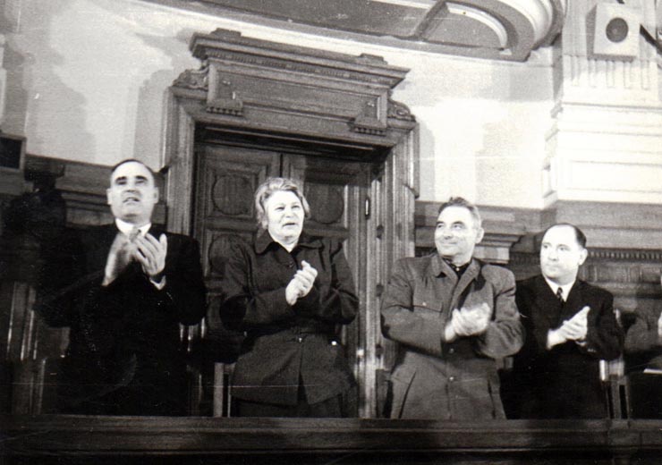 Gh. Gh.-Dej, Ana Pauker, Vasile Luca, Teohari Georgescu, pe banca ministerială la M.A.N., cu prilejul votării legii Planului Cincinal de dezvoltare a economiei naţionale pe anii 1951-1955. (15 decembrie 1950)