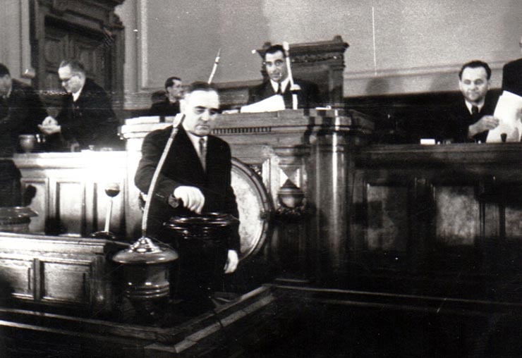 Aspecte de la M.A.N. unde s-a votat legea Planului Cincinal de dezvoltare a economiei naţionale pe anii 1951-1955, legea pentru apărarea păcii şi legea cu privire la anularea ratelor de împroprietărire ce le mai aveau de plătit ţăranii împroprietăriţi prin reforma agrară din 1945. Sus, la tribună, Gh. Florescu. (15 decembrie 1950)