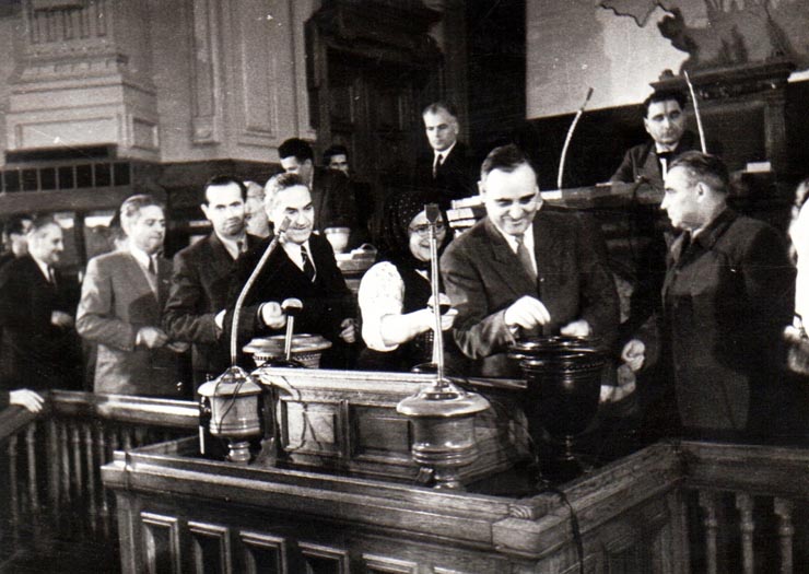 Gh. Gh.-Dej, Marin Florea Ionescu, Al. Moghioroş, Petre Constantinescu-Iaşi, Vasile Luca, Vasile Vâlcu, Gh. Apostol la M.A.N. votând legea Planului Cincinal de dezvoltare a economiei naţionale pe anii 1951-1955, legea pentru apărarea patriei şi legea pentru anularea ratelor de împroprietărire datorate în baza decretului-lege nr. 187/1945 pentru înfăptuirea reformei agrare. (15 decembrie 1950)
