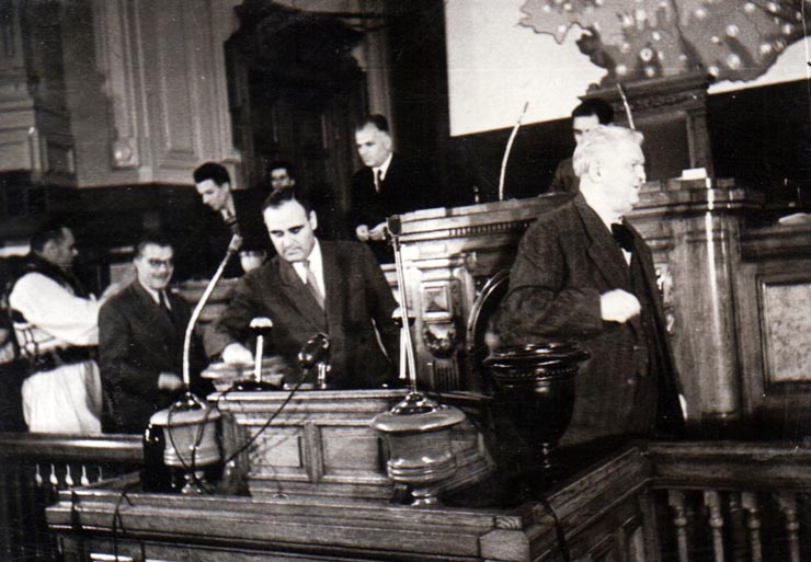 Gh. Gh.-Dej, Mihail Sadoveanu şi Ion Niculi la M.A.N. votând legea Planului Cincinal de dezvoltare a economiei naţionale pe anii 1951-1955, legea pentru apărarea patriei şi legea pentru anularea ratelor de împroprietărire datorate în baza decretului-lege nr. 187/1945 pentru înfăptuirea reformei agrare. (15 decembrie 1950)