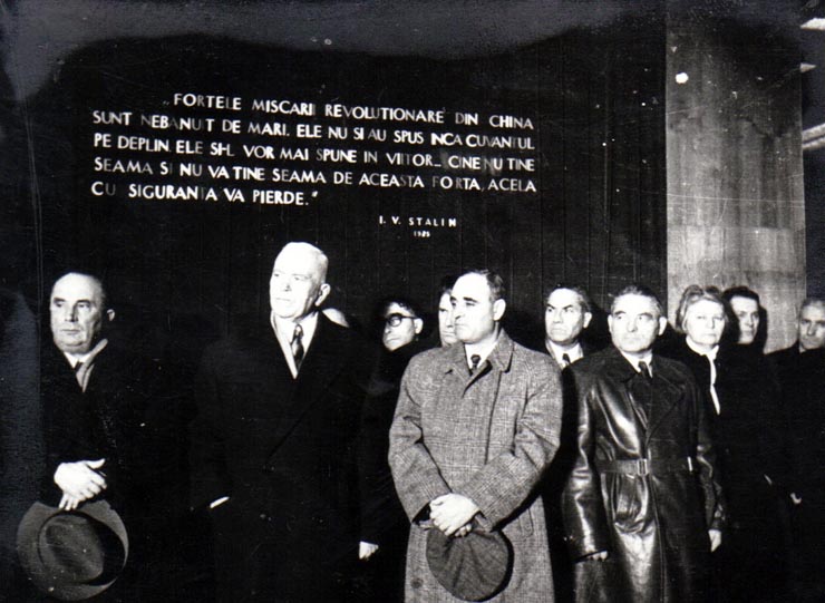Gh. Gh.-Dej, Petru Groza, Lothar Rădăceanu, P. Constantinescu-Iaşi, Vasile Luca, Ana Pauker, Mihail Roşianu la festivitatea de deschidere a expoziţiei „China Nouă”, organizată la sala Dalles, de Institutul Român pentru Relaţii Culturale cu Străinătatea.(23 decembrie 1950)
