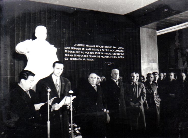 Gh. Gh.-Dej, Petru Groza, Lothar Rădăceanu, P. Constantinescu-Iaşi, Vasile Luca la festivitatea de deschidere a expoziţiei „China Nouă”, organizată la sala Dalles, de Institutul Român pentru Relaţii Culturale cu Străinătatea. (23 decembrie 1950)