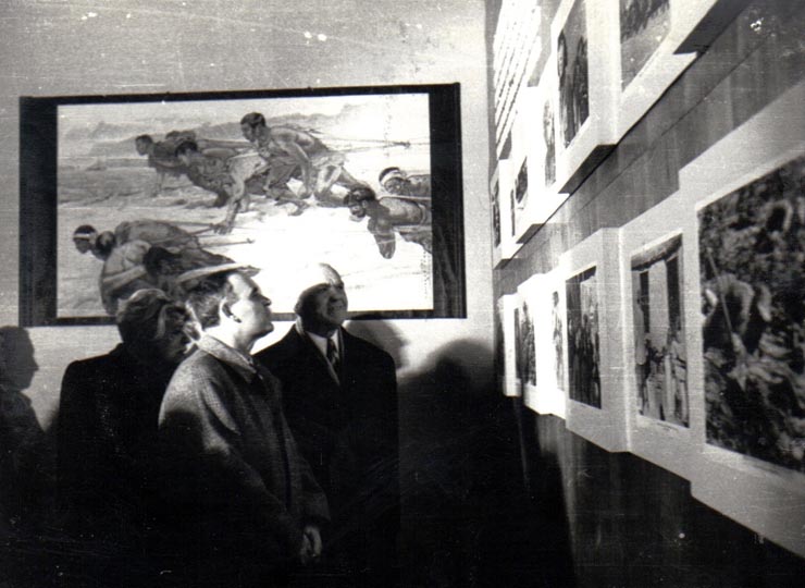 Gh. Gh.-Dej, Petru Groza şi Ana Pauker vizitează expoziţia „China Nouă”, organizată la sala Dalles de Institutul Român pentru Relaţiile Culturale cu Străinătatea. (23 decembrie 1950)