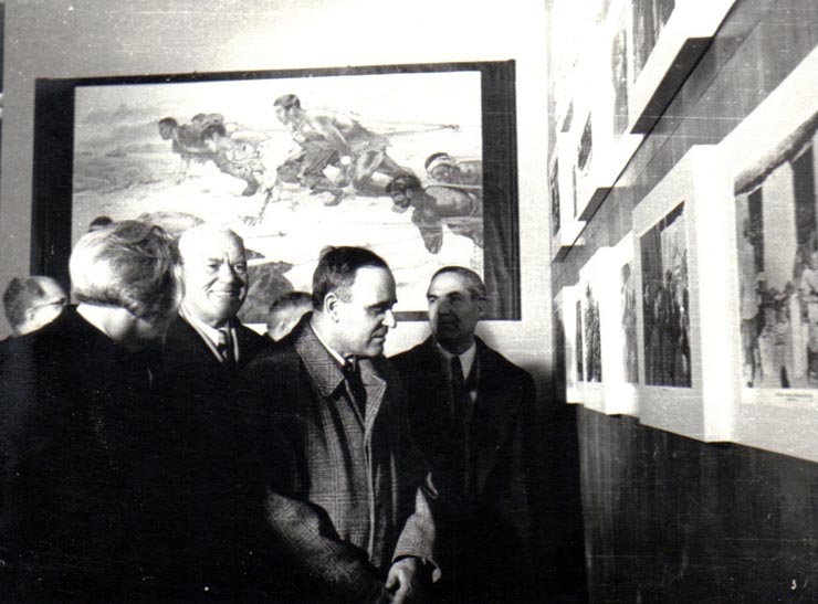 Gh. Gh.-Dej, Petru Groza, Ana Pauker şi Petre Constantinescu-Iaşi vizitează expoziţia „China Nouă”, organizată la sala Dalles de Institutul Român pentru Relaţiile Culturale cu Străinătatea.(23 decembrie 1950)