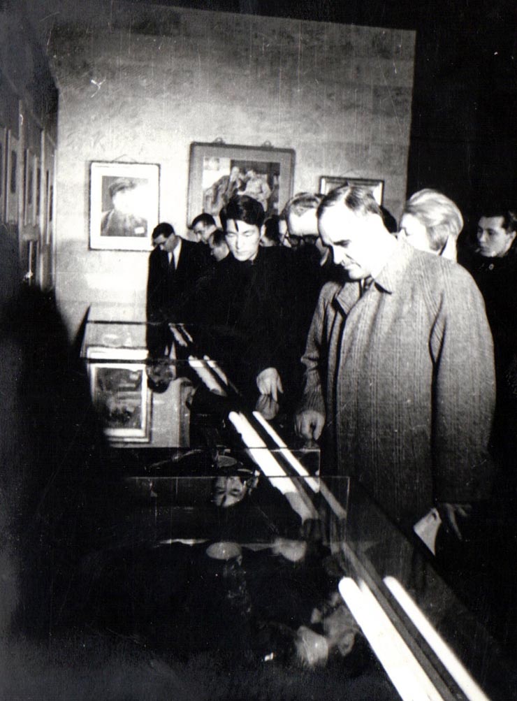 Gh. Gh.-Dej şi alte persoane cercetează exponatele expoziţiei „China Nouă”, deschisă la sala Dalles de Institutul Român pentru Relaţiile Culturale cu Străinătatea.(23 decembrie 1950)