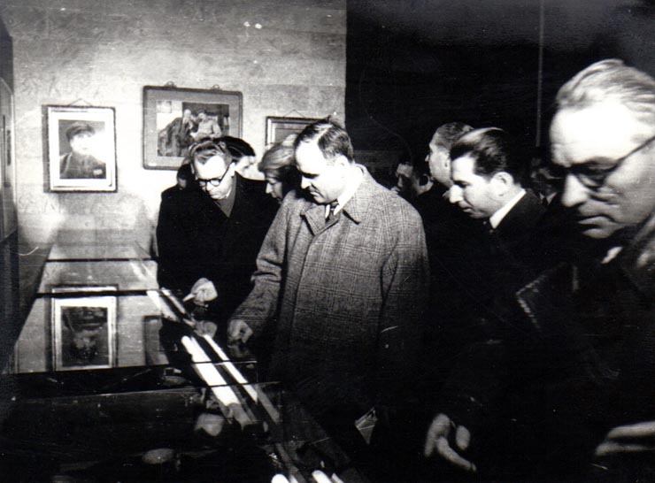 Gh. Gh.-Dej, Ana Pauker şi Vasile Luca cercetează exponatele expoziţiei „China Nouă”, deschisă la sala Dalles de Institutul Român pentru Relaţiile Culturale cu Străinătatea.(23 decembrie 1950)