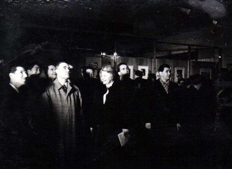 Gh. Gh.-Dej, Ana Pauker şi Petre Constantinescu-Iaşi cercetează exponatele expoziţiei „China Nouă” deschisă la sala Dalles de Institutul Român pentru Relaţiile Culturale cu Străinătatea.(23 decembrie 1950)