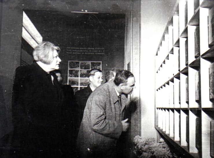 Gh. Gh.-Dej şi Ana Pauker cercetează exponatele expoziţiei „China Nouă” deschisă la sala Dalles de Institutul Român pentru Relaţiile Culturale cu Străinătatea.(23 decembrie 1950)