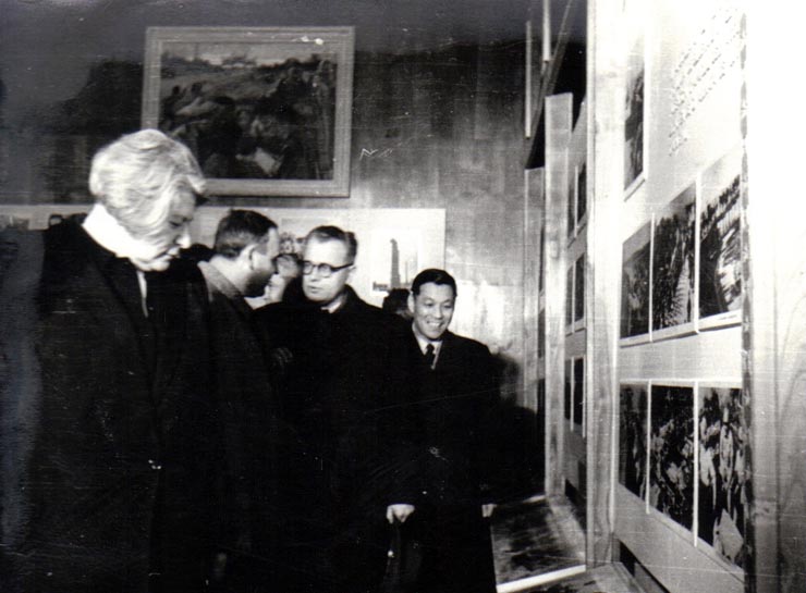 Gh. Gh.-Dej şi alte persoane cercetează exponatele expoziţiei „China Nouă”, deschisă la sala Dalles de Institutul Român pentru Relaţiile Culturale cu Străinătatea.(23 decembrie 1950)