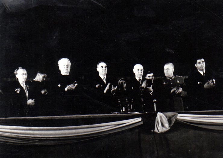 Gh. Gh.-Dej, Mihail Sadoveanu, Constanţa Crăciun, C. I. Parhon, Gh. Florescu, Emil Bodnăraş în prezidiul adunării festive de la Ateneul Român consacrată celei de a treia aniversări a R.P.R. (26 decembrie 1950)