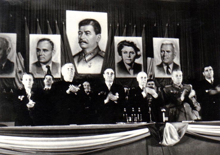 Gh. Gh.-Dej, Mihail Sadoveanu, Constanţa Crăciun, C. I. Parhon, Gh. Florescu, Emil Bodnăraş în prezidiul adunării festive de la Ateneul Român consacrată celei de a treia aniversări a R.P.R. (26 decembrie 1950)