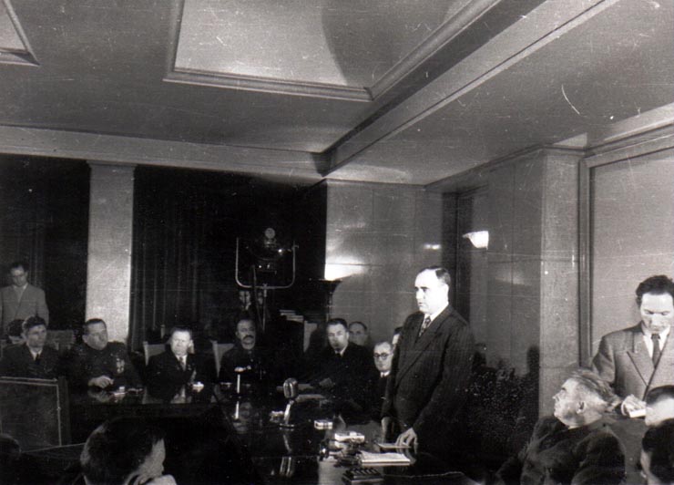 Gh. Gh.-Dej vorbind cu prilejul vizitei delegaţiei sovietice de colhoznici şi oameni de ştiinţă în domeniul agriculturii. În imagine se mai văd: Vasile Vaida, Iosif Chişinevschi, Vasile Luca. (Consiliul de Miniştri, 27 decembrie 1950)