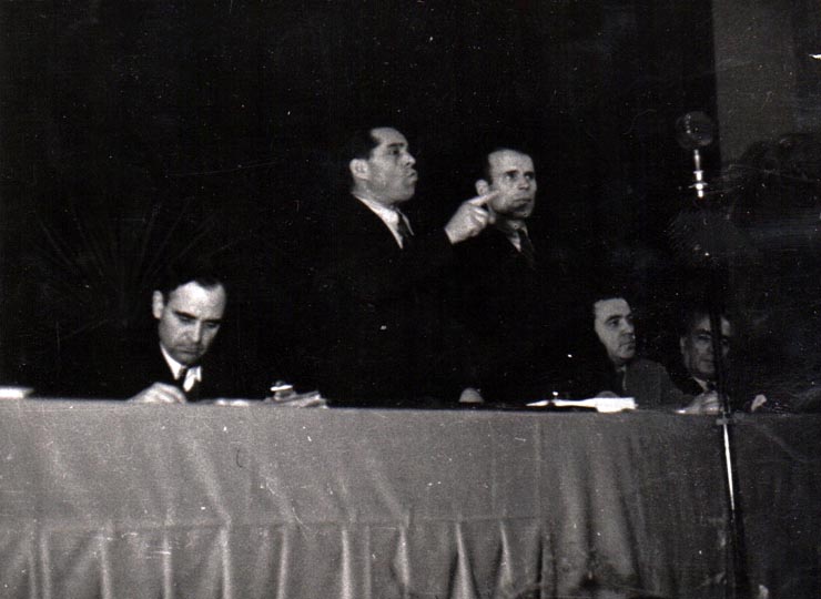 Gh.Gh. Dej, Chivu Stoica, I. Gh. Maurer şi alte persoane în prezidiu, la lucrările Congresului Uniunii Sindicale C.F.R. care a avut loc în Sala Mare a Clubului de pe stadionul Giuleşti (C. Doncea, Brătfăleanu).(20 ianuarie 1945)