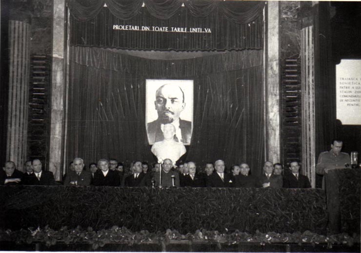Gh. Gheorghiu-Dej, P. Groza, C.I.Parhon, Gh. Stoica, Ana Pauker, V. Luca, S.I. Kavtaradze, Al. Moghioroş, L. Rădăceanu, ş.a., în prezidiul adunării solemne de la Casa Prieteniei Româno-Sovietice, cu prilejul celei de-a 28-a comemorări a morţii lui V.I.Lenin. (21.01.1952).