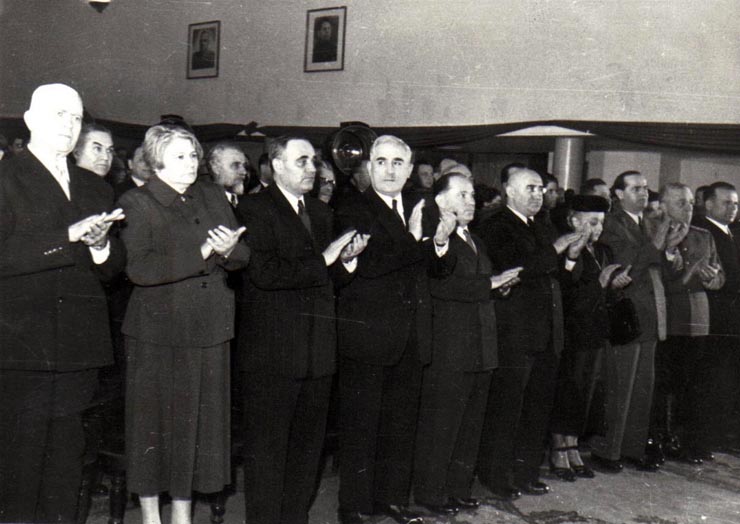 Gh. Gheorghiu-Dej, P. Groza, S.I. Kavtaradze, Th. Georgescu, Ana Pauker, M.B. Mitin, Sofia Kavtaradze, E. Bodnăraş, Al. Moghioroş, Chivu Stoica, la adunarea festivă din Sala Teatrului Armatei, cu prilejul celei de-a 34-a aniversări a Armatei Sovietice.(22.02.1952).