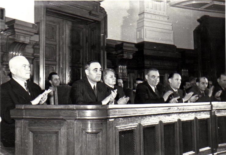 Gh. Gheorghiu-Dej, P. Groza, Th. Georgescu, Ana Pauker, Chivu Stoica, I. Chişinevschi, V. Luca, ş.a., pe banca ministerială la ce-a de-a XI-a sesiune ordinară a Marii Adunări Naţionale, în cadrul căreia s-a luat în discuţie proiectul de lege pentru aprobarea Bugetului de Stat al R.P.R. pe anul 1952. (26.03.1952).