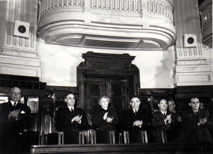 Gh. Gheorghiu-Dej, P. Groza, Th. Georgescu, Ana Pauker,  I. Chişinevschi, V. Luca, E. Bodnăraş, ş.a., pe banca ministerială la ce-a de-a XI-a sesiune ordinară a Marii Adunări Naţionale, în cadrul căreia s-a luat în discuţie proiectul de lege pentru aprobarea Bugetului de Stat al R.P.R. pe anul 1952.(26.03.1952).