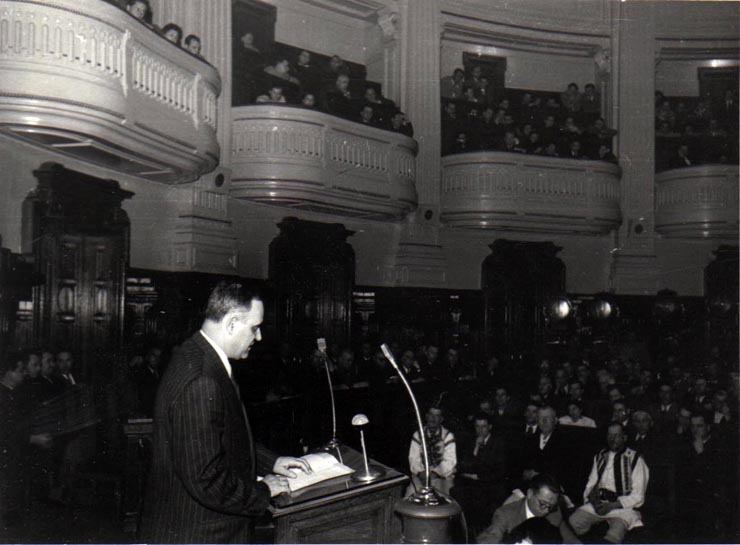 Gh. Gheorghiu-Dej la cea de-a XI-a sesiune ordinară a Marii Adunări Naţionale, supune spre aprobarea Marii Adunări Naţionale directivele pentru pregătirea noii Constituţii a R.P.R.(27.03.1952).