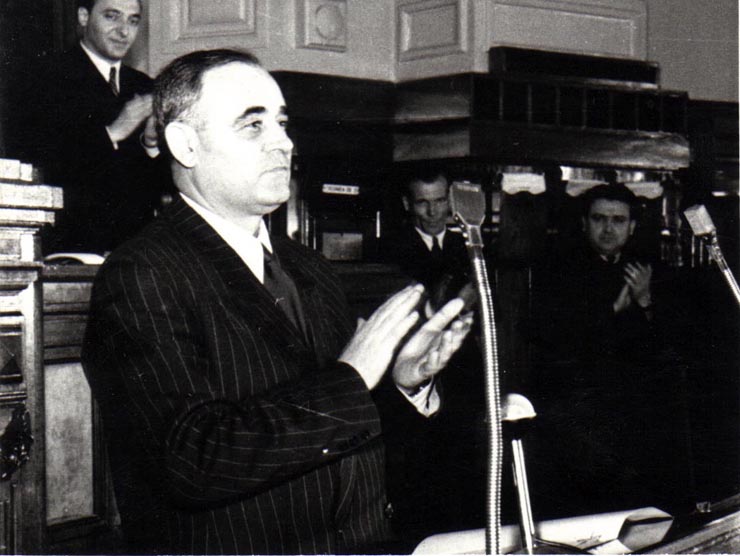 Gh. Gheorghiu-Dej la cea de-a XI-a sesiune ordinară a Marii Adunări Naţionale, supune spre aprobarea Marii Adunări Naţionale directivele pentru pregătirea noii Constituţii a R.P.R.(27.03.1952).