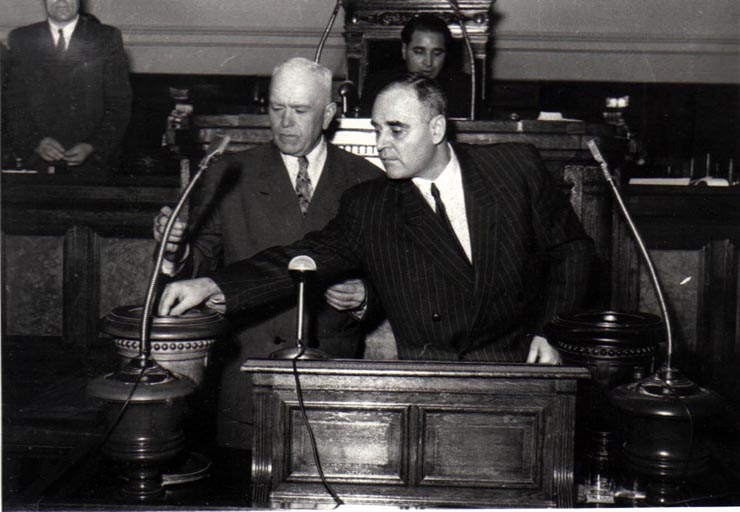 Gh. Gheorghiu-Dej votând proiectul de lege pentru aprobarea Bugetului de Stat al R.P.R. pe anul 1952.  Sunt prezenţi: Gh. Apostol, P. Groza, ş.a. (27.03.1952).