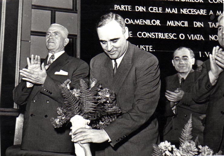 Gh. Gheorghiu-Dej primind buchete de flori de la pionieri cu ocazia primului primul Congres al învăţătorilor din R.P.R. ţinut la 10 aprilie 1952 în Aula Ateneului R.P.R. Sunt prezenţi: Kavtaradze, P. Groza, ş.a.(10.04.1952).