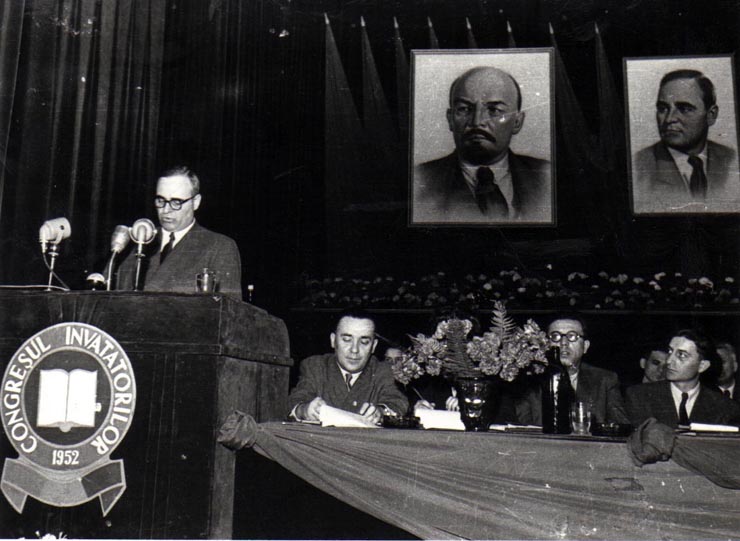 Gh. Gheorghiu-Dej rostindu-şi cuvântarea la primul Congres al învăţătorilor din R.P.R. ţinut în Aula Ateneului R.P.R. Sunt prezenţi: M. Ralea, ş.a.(10.04.1952).
