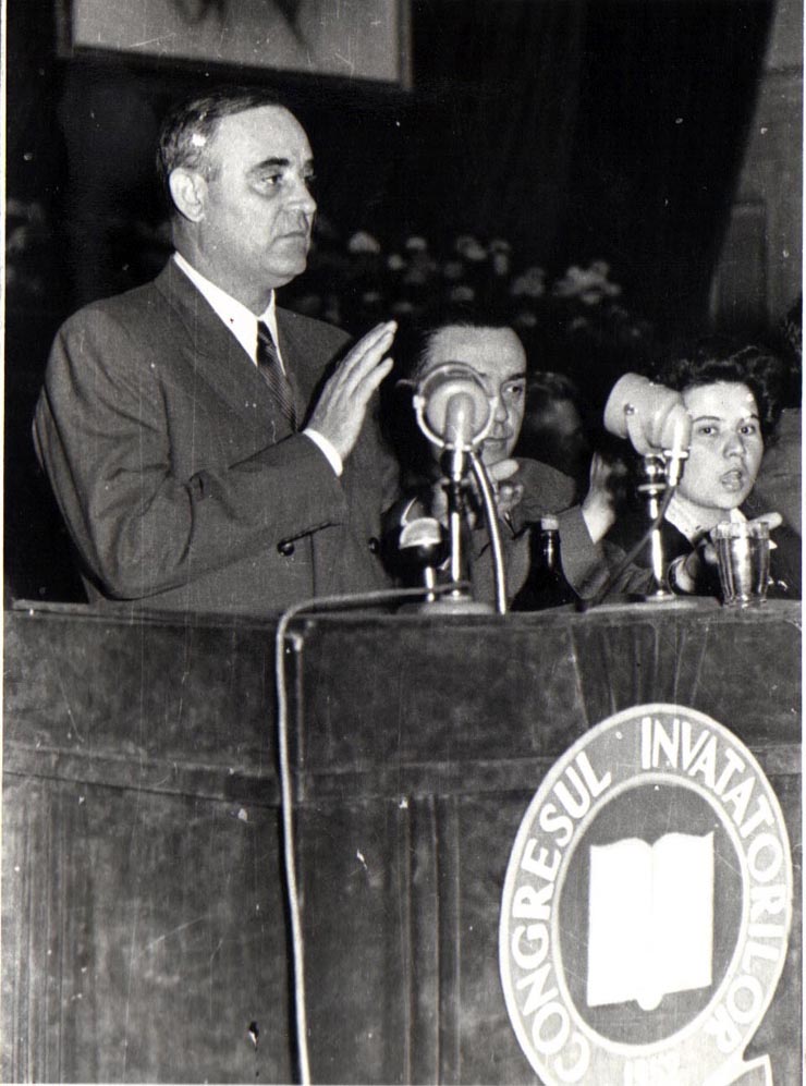 Gh. Gheorghiu-Dej rostindu-şi cuvântarea la primul Congres al învăţătorilor din R.P.R. ţinut în Aula Ateneului R.P.R.(10.04.1952).