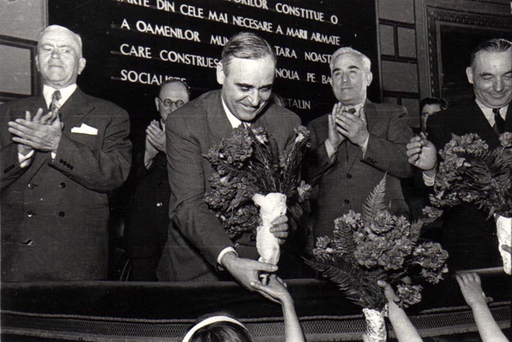 Gh. Gheorghiu-Dej primind buchete de flori de la pionieri cu ocazia primului primul Congres al învăţătorilor din R.P.R. ţinut la 10 aprilie 1952 în Aula Ateneului R.P.R. Sunt prezenţi: Kavtaradze, P. Groza, V. Luca, ş.a.(10.04.1952).