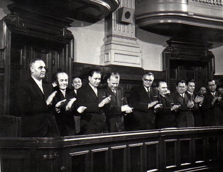 Gh. Gheorghiu-Dej, P. Borilă, D-tru Petrescu, Al. Drăghici, S. Bughici, M. Constantinescu, Chivu Stoica, Gh. Apostol, I. Chişinevschi, ş.a., pe banca ministerială a M.A.N., cu prilejul celei de-a XIII-a sesiuni care a votat Constituţia R.P.R.(22.04.1952).