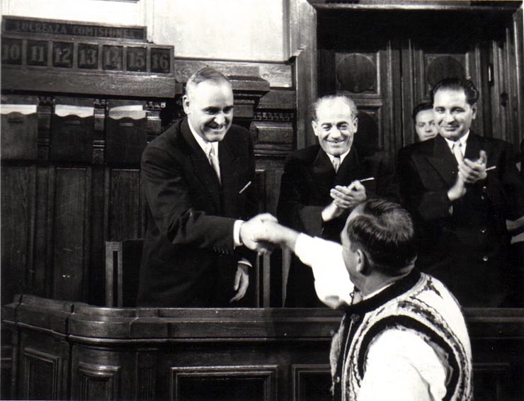 Gh. Gheorghiu-Dej la cea de-a XIII-a sesiune M.A.N. care a votat Constituţia R.P.R., strânge mâna unui deputat.Sunt prezenţi: I. Chişinevschi, Gh. Apostol.(22.04.1952).