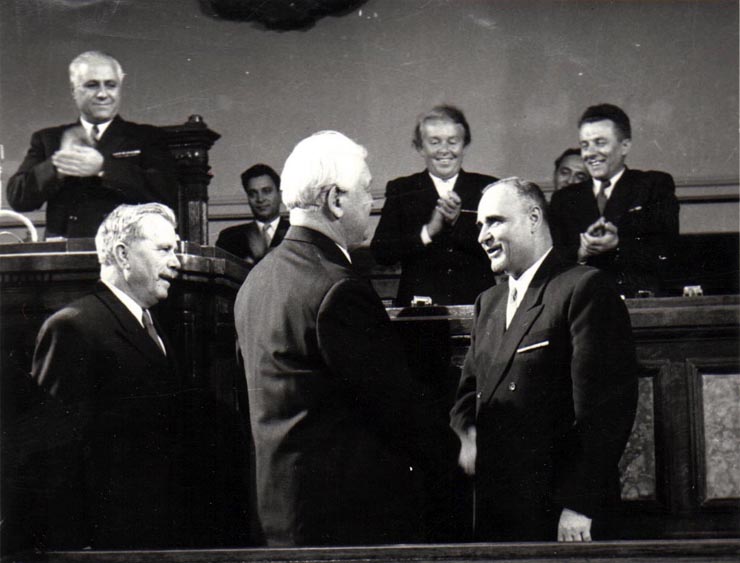 Gh. Gheorghiu-Dej la cea de-a XIII-a sesiune M.A.N. care a votat Constituţia R.P.R., se întreţine cu M. Sadoveanu. Sunt prezenţi: Niculi Ion, Caliu D., Liuba Chişinevschi, Marusi Gh.(22.04.1952).