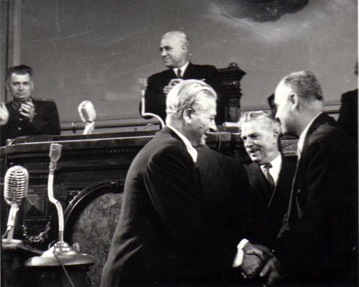 Gh. Gheorghiu-Dej la cea de-a XIII-a sesiune M.A.N. care a votat Constituţia R.P.R., se întreţine cu Niculi Ion şi Marin Florea Ionescu. Sunt prezenţi: D-tru Coliu, Mihail Burcă, ş.a.(22.04.1952).