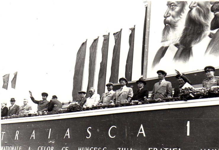 Gh. Gheorghiu-Dej, P. Groza, C.I.Parhon, Gh. Apostol, V. Luca, M. Constantinescu, Leontin Sălăjan, P. Borilă, Th. Georgescu, P. Constantinescu-Iaşi, Al. Moghioroş, ş.a., în tribuna oficială din Piaţa Aviatorilor, cu prilejul demonstraţiei de 1 Mai.(01.05.1952).