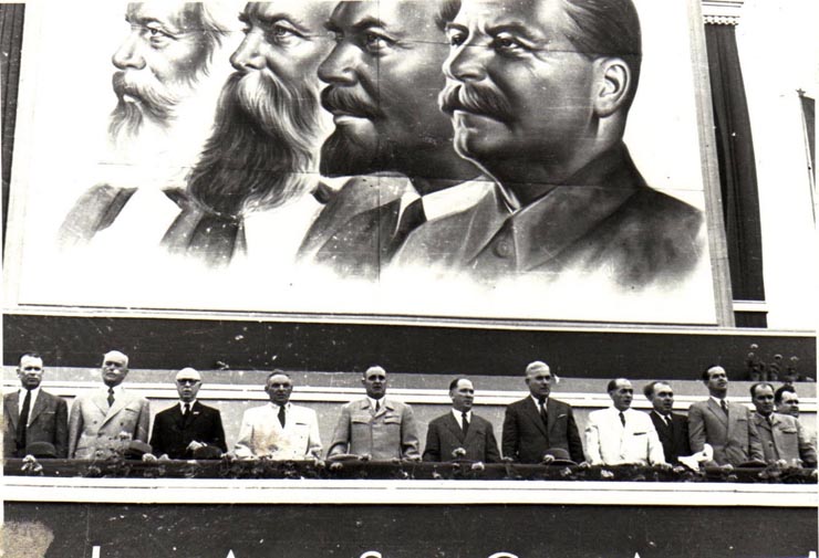 Gh. Gheorghiu-Dej, P. Groza, C.I.Parhon, V. Luca,  C. Pârvulescu, Al. Moghioroş, P. Borilă, S.I. Kavtaradze, Th. Georgescu, I. Chişinevschi, Chivu Stoica, D-tru Petrescu, ş.a., în tribuna oficială din Piaţa Aviatorilor, cu prilejul demonstraţiei de 1 Mai.(01.05.1952).