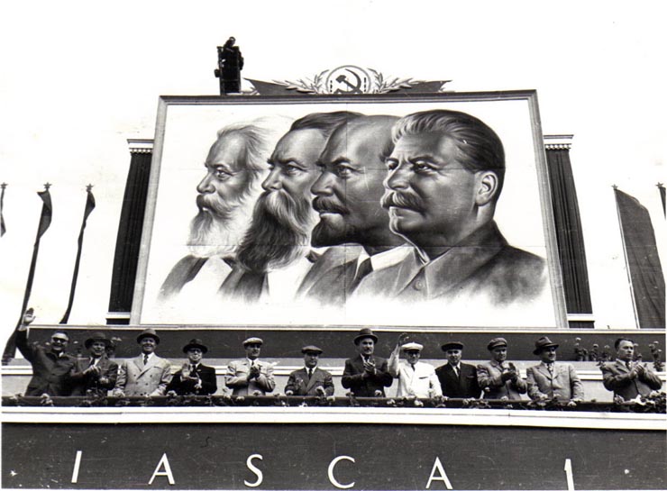 Gh. Gheorghiu-Dej, P. Groza, M. Constantinescu, C. Pârvulescu, Chivu Stoica, C.I.Parhon, V. Vaida, D-tru Petrescu, I. Chişinevschi, P. Borilă, S.I. Kavtaradze, Th. Georgescu, ş.a., în tribuna oficială din Piaţa Aviatorilor, la demonstraţia oamenilor muncii din Capitală, cu prilejul zilei de 1 Mai.(01.05.1952).